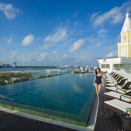 Fragrant Nature Kochi - A Five Star Classified Hotel Buitenkant foto Rooftop pool at the hotel