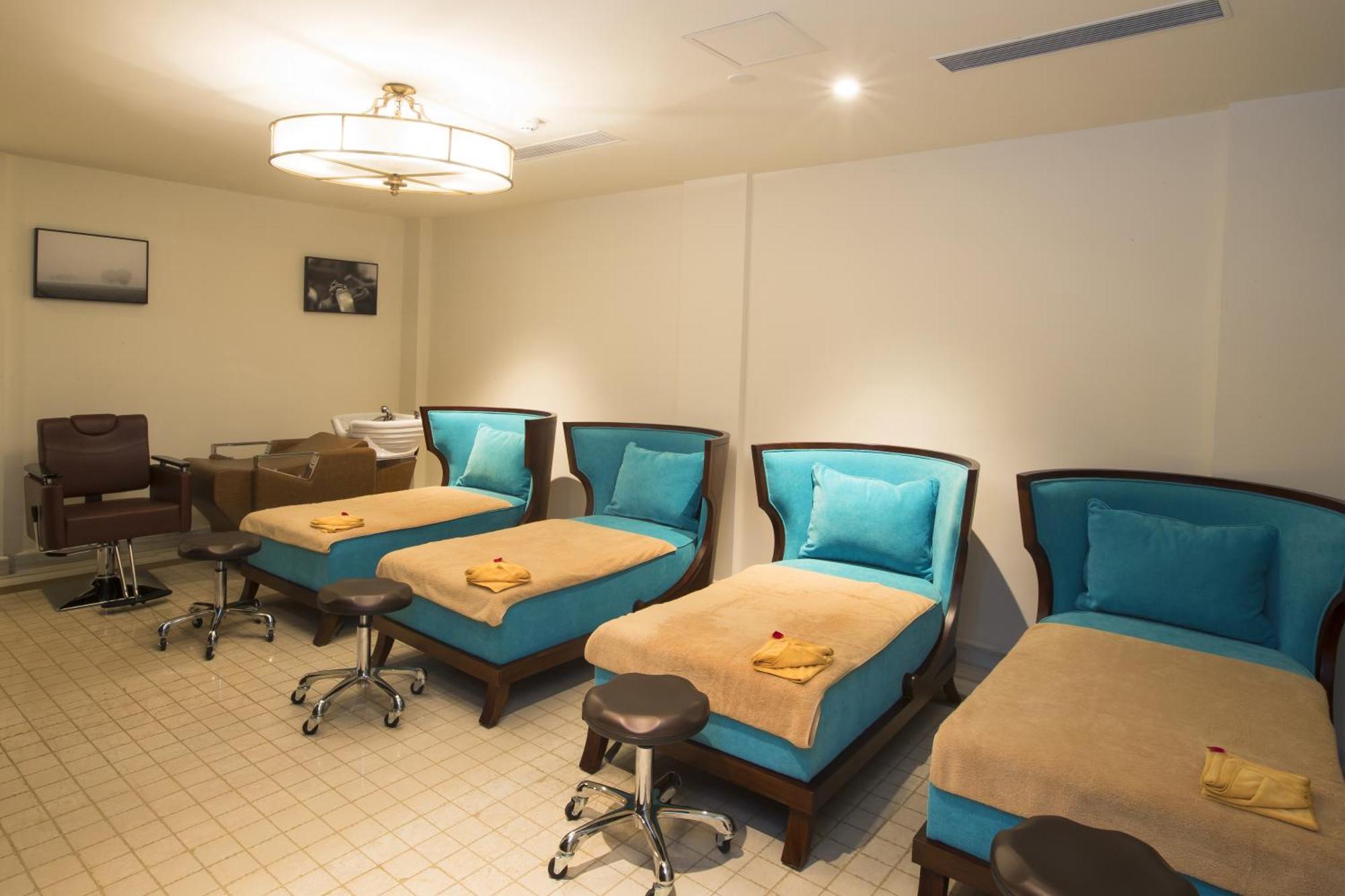 Fragrant Nature Kochi - A Five Star Classified Hotel Buitenkant foto A foot massage parlor in Japan
