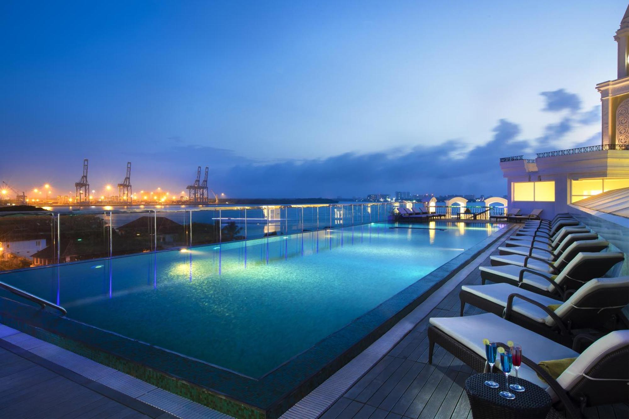 Fragrant Nature Kochi - A Five Star Classified Hotel Buitenkant foto The pool at the hotel
