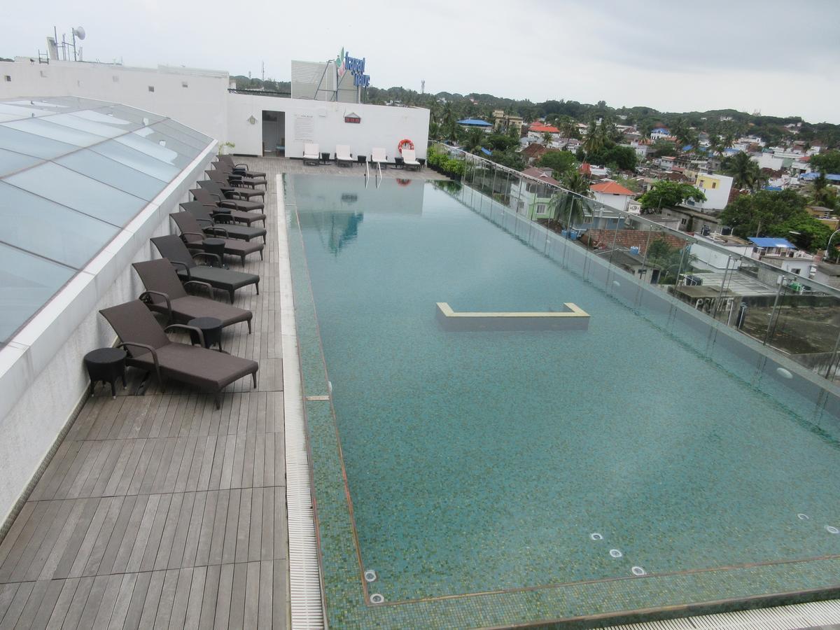 Fragrant Nature Kochi - A Five Star Classified Hotel Buitenkant foto Rooftop pool at the hotel