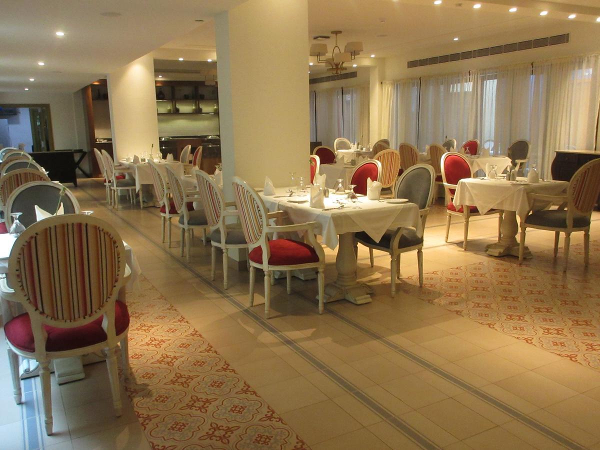 Fragrant Nature Kochi - A Five Star Classified Hotel Buitenkant foto The restaurant