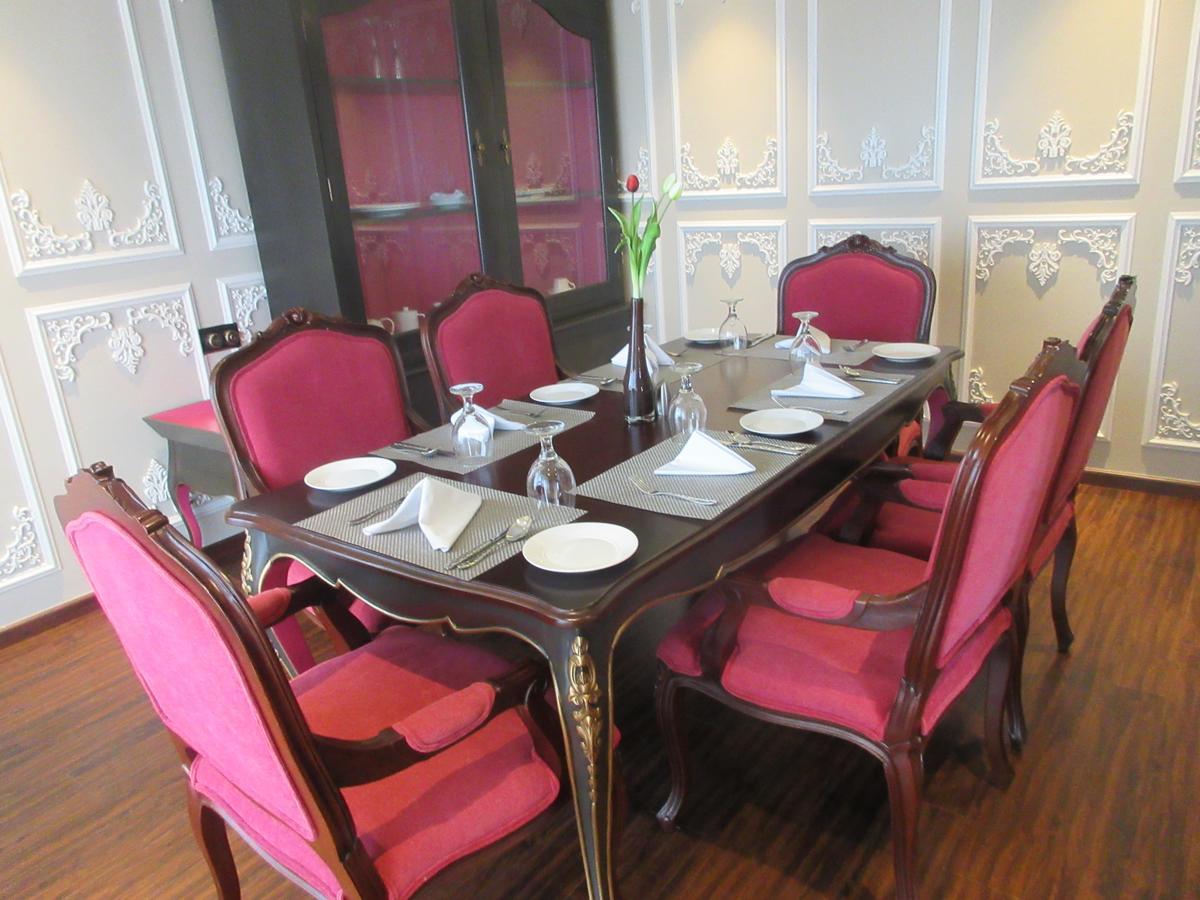 Fragrant Nature Kochi - A Five Star Classified Hotel Buitenkant foto A table set for a meal