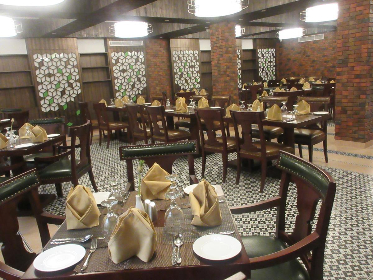 Fragrant Nature Kochi - A Five Star Classified Hotel Buitenkant foto The interior of the restaurant