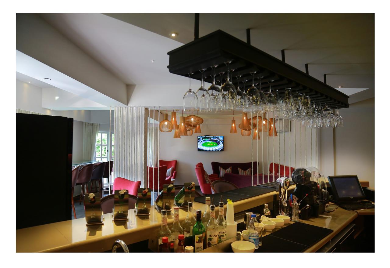 Fragrant Nature Kochi - A Five Star Classified Hotel Buitenkant foto The bar at the hotel