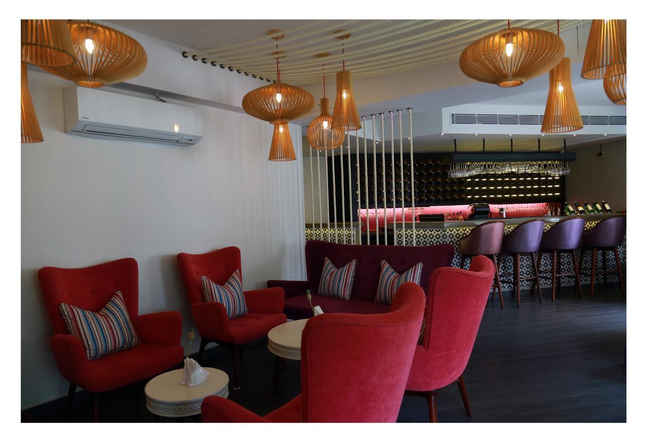 Fragrant Nature Kochi - A Five Star Classified Hotel Buitenkant foto The bar at the hotel