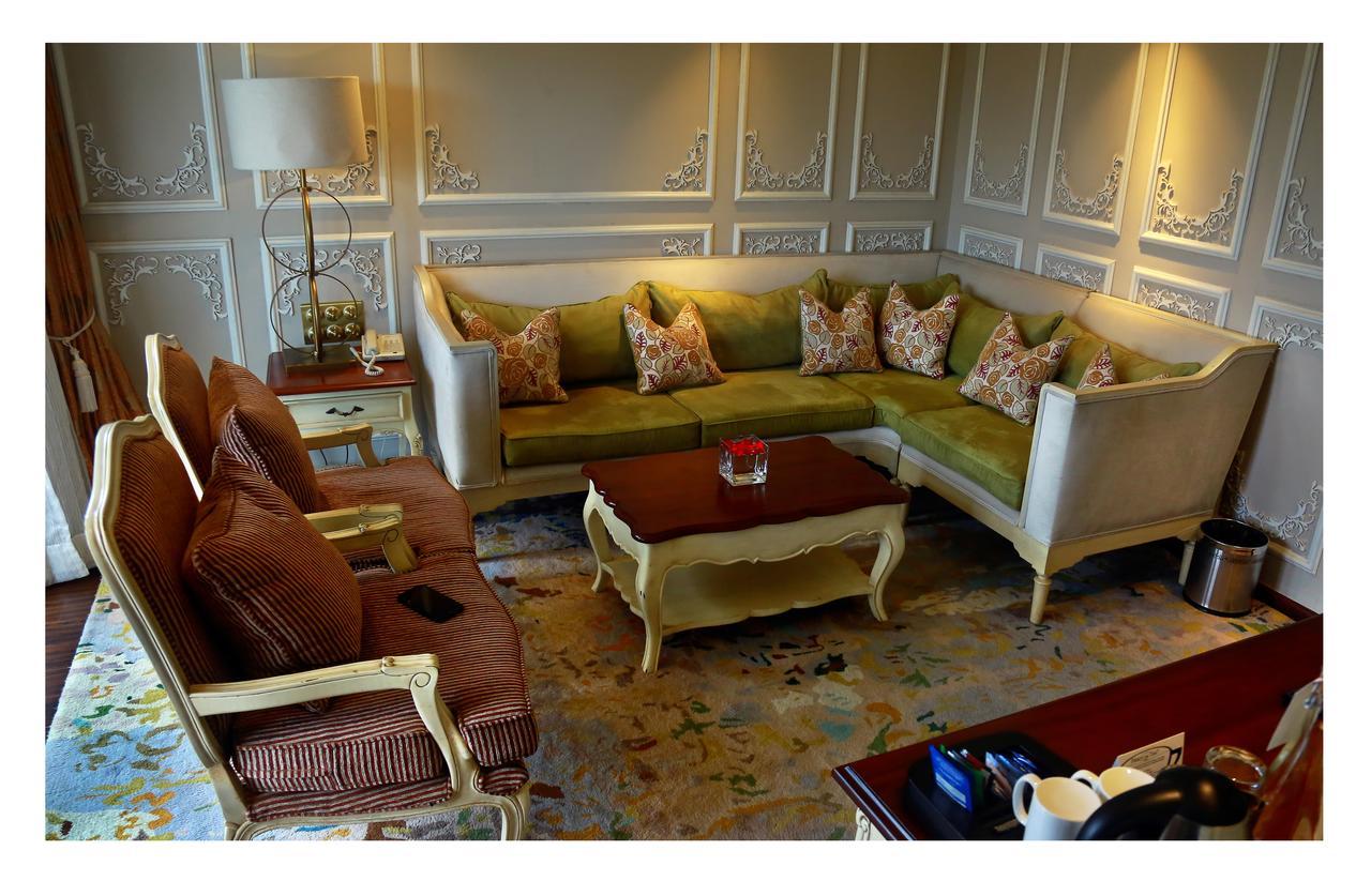 Fragrant Nature Kochi - A Five Star Classified Hotel Buitenkant foto A living room