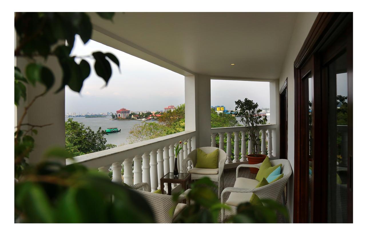 Fragrant Nature Kochi - A Five Star Classified Hotel Buitenkant foto A balcony