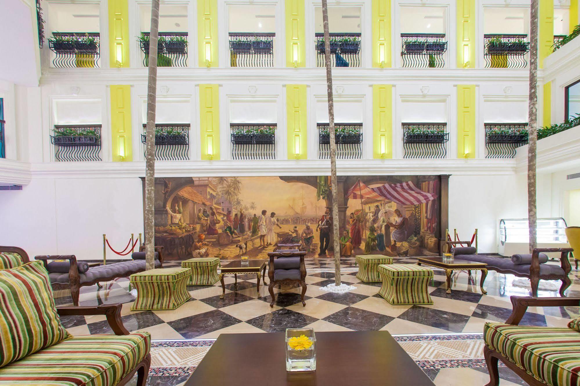 Fragrant Nature Kochi - A Five Star Classified Hotel Buitenkant foto Lobby