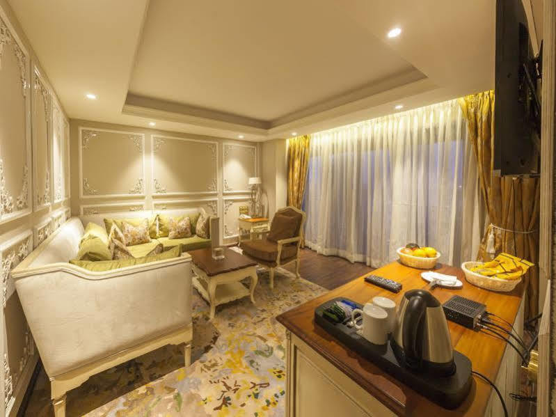 Fragrant Nature Kochi - A Five Star Classified Hotel Buitenkant foto A suite at the hotel