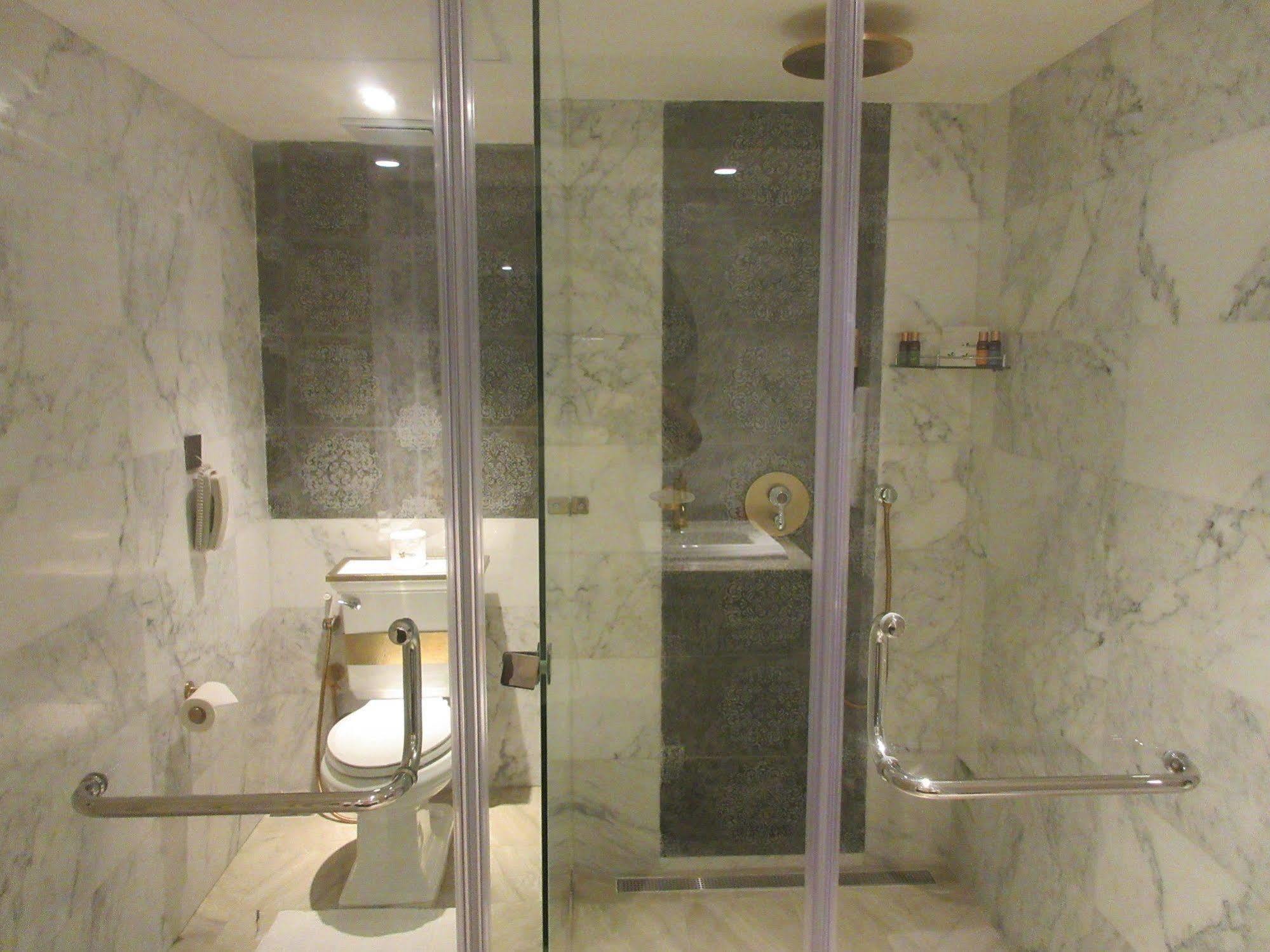 Fragrant Nature Kochi - A Five Star Classified Hotel Buitenkant foto A shower enclosure