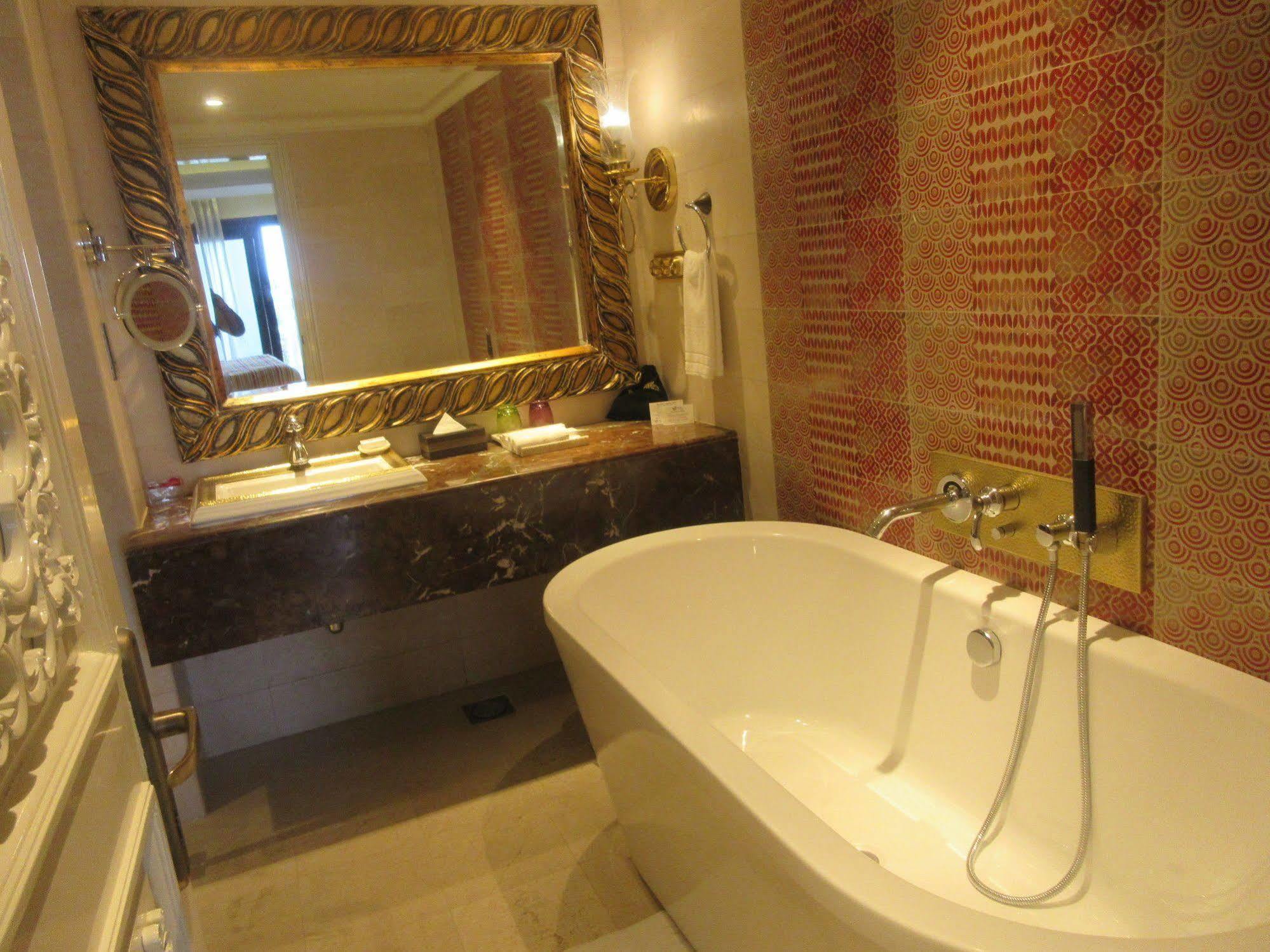 Fragrant Nature Kochi - A Five Star Classified Hotel Buitenkant foto Bathroom