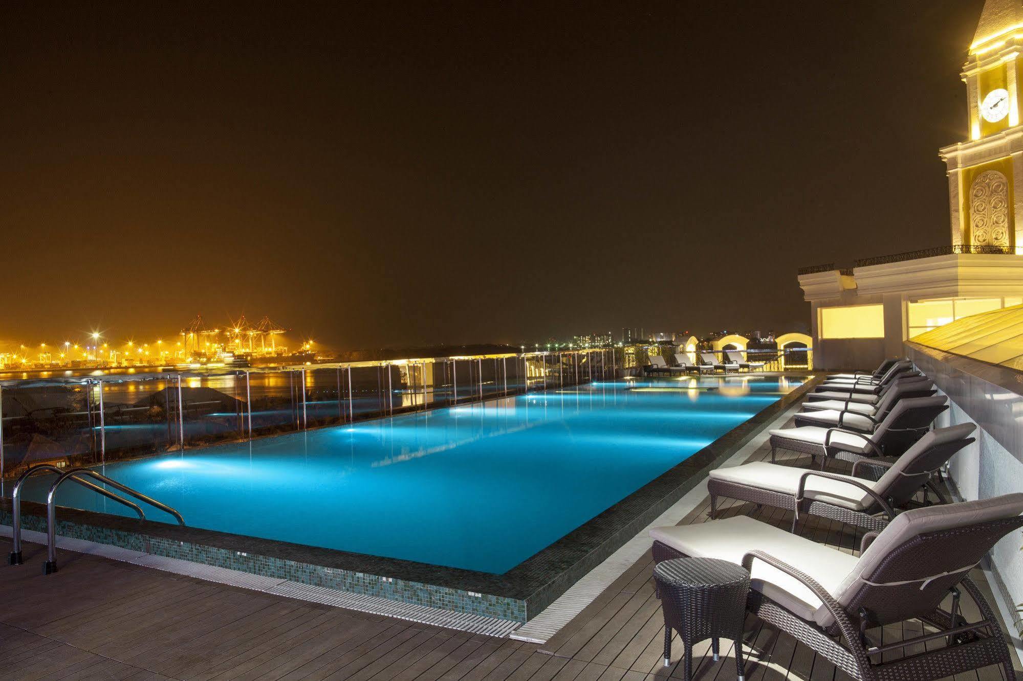 Fragrant Nature Kochi - A Five Star Classified Hotel Buitenkant foto Rooftop pool at the hotel