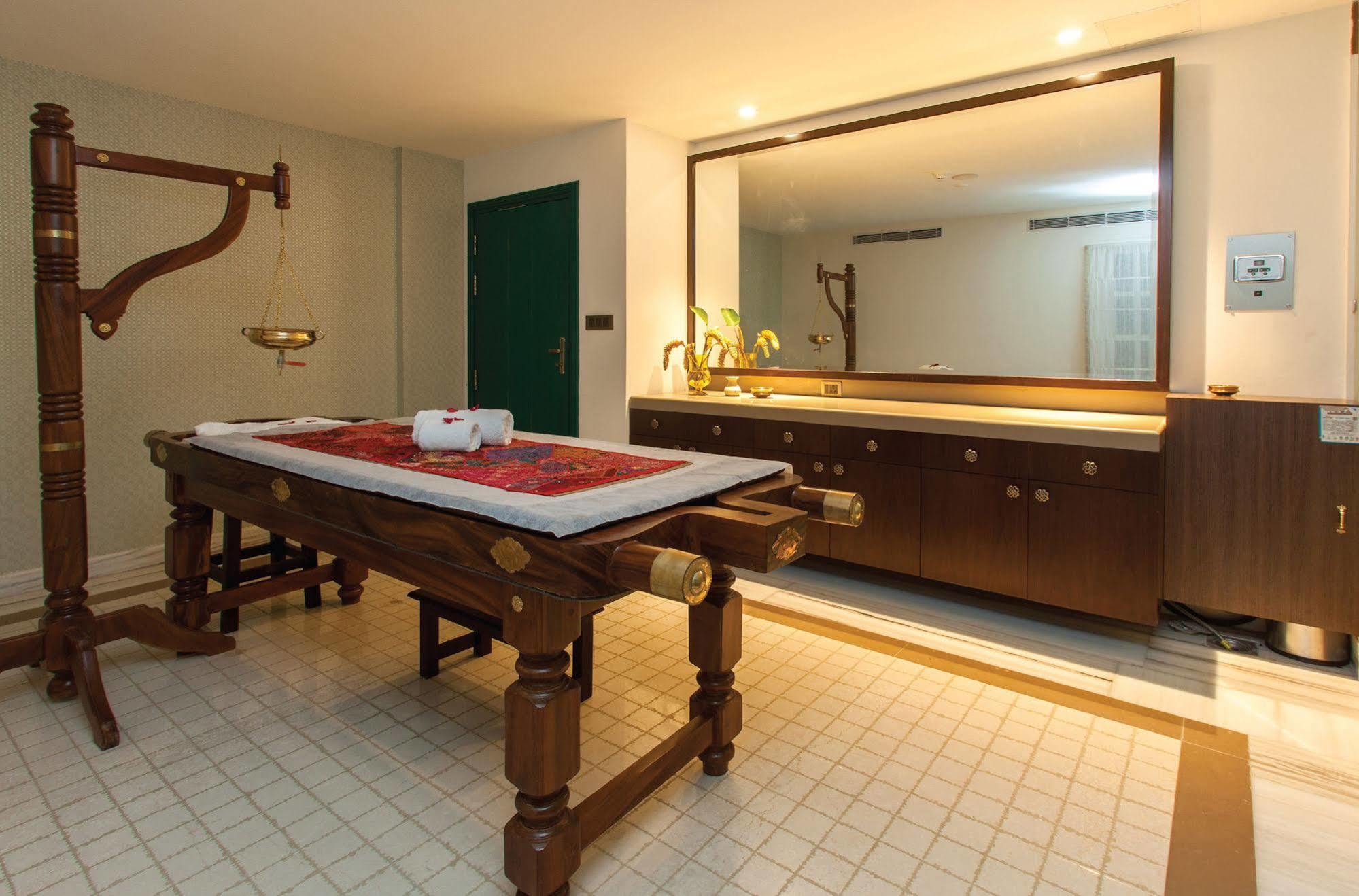 Fragrant Nature Kochi - A Five Star Classified Hotel Buitenkant foto Ayurvedic massage table