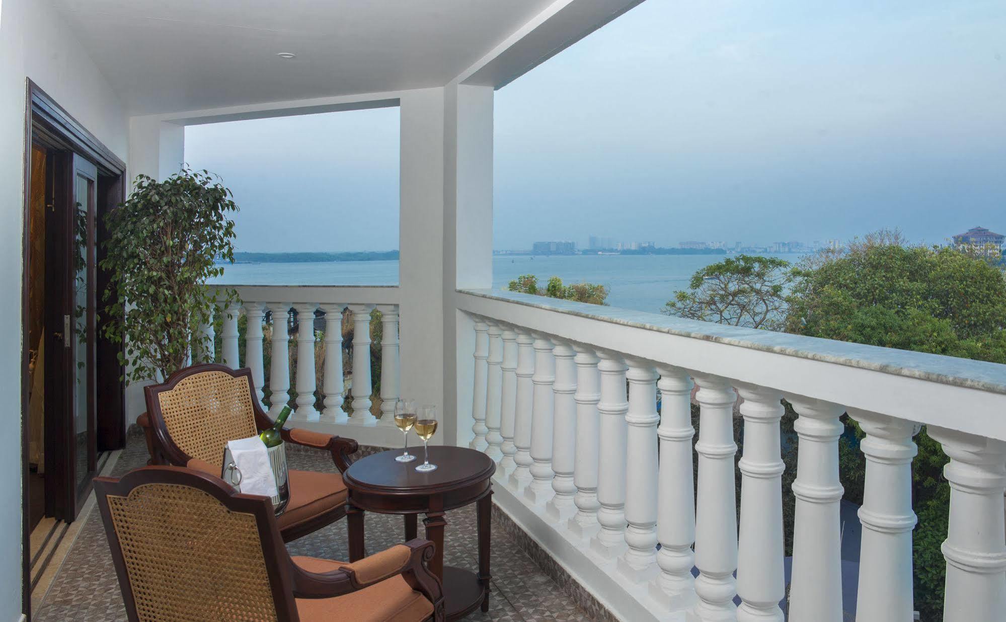 Fragrant Nature Kochi - A Five Star Classified Hotel Buitenkant foto A balcony at the hotel