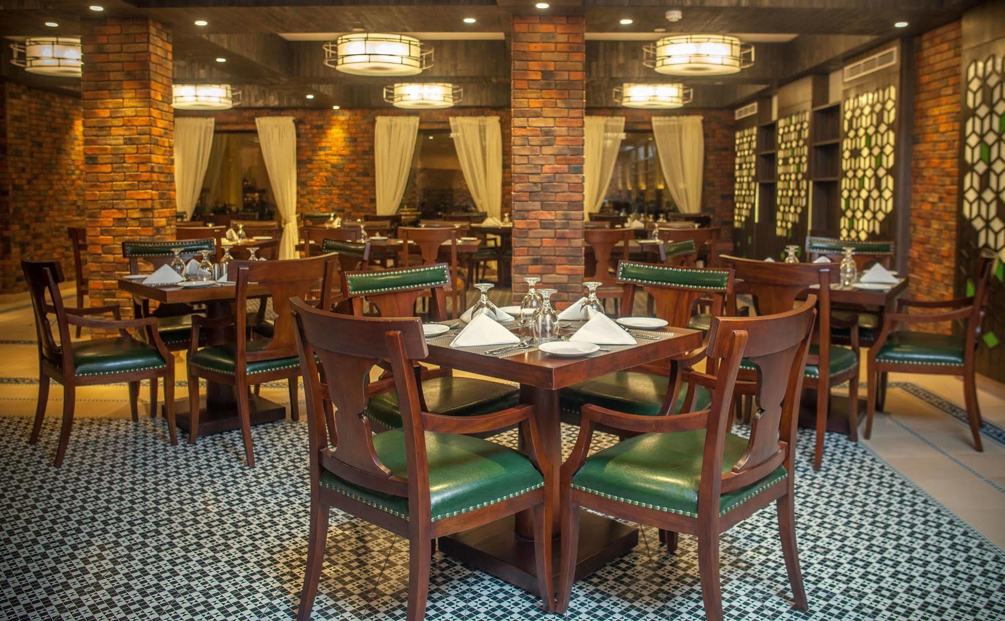 Fragrant Nature Kochi - A Five Star Classified Hotel Buitenkant foto The interior of the restaurant