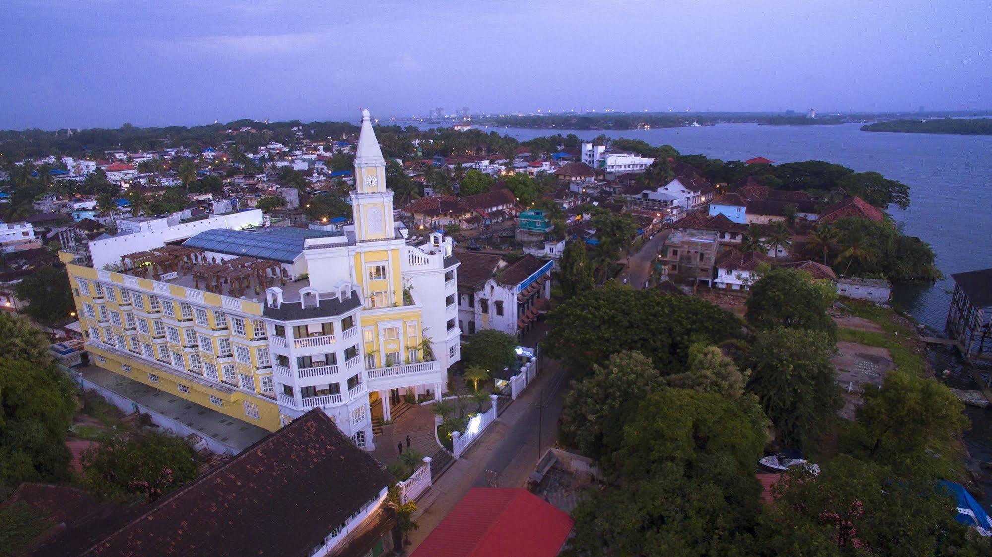 Fragrant Nature Kochi - A Five Star Classified Hotel Buitenkant foto Aerial view of the hotel
