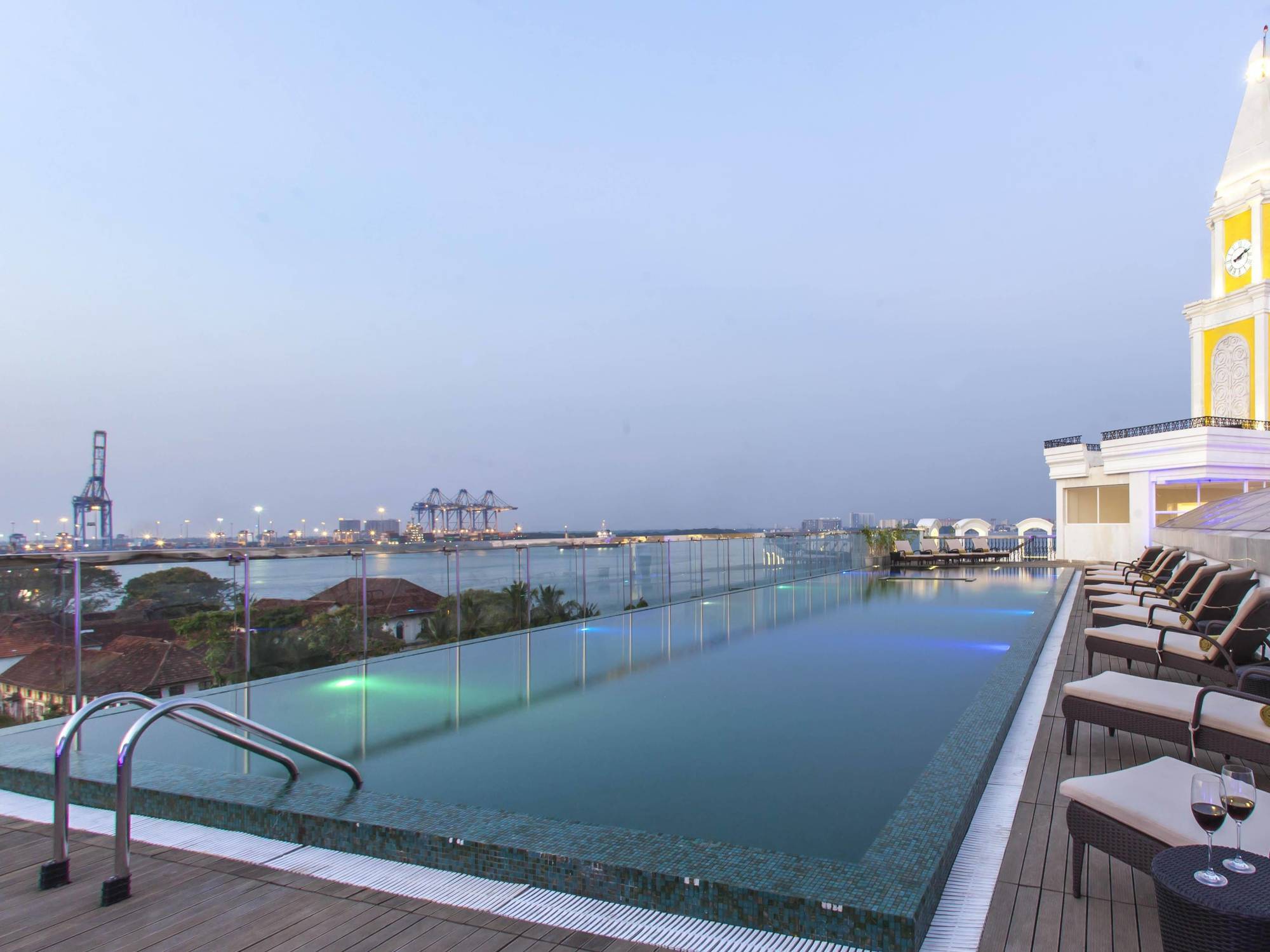 Fragrant Nature Kochi - A Five Star Classified Hotel Buitenkant foto Infinity pool at the hotel