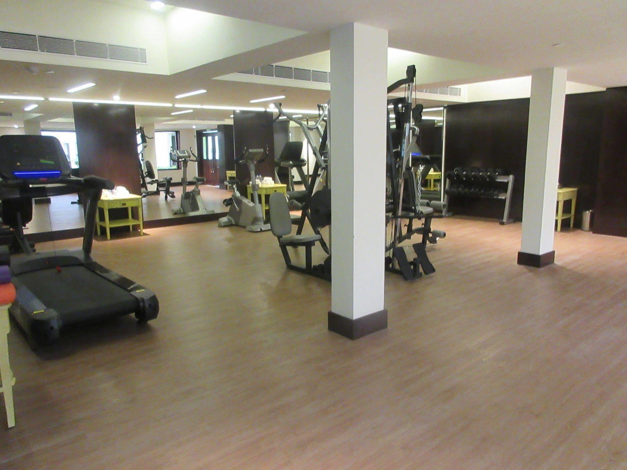 Fragrant Nature Kochi - A Five Star Classified Hotel Buitenkant foto The gym at the hotel