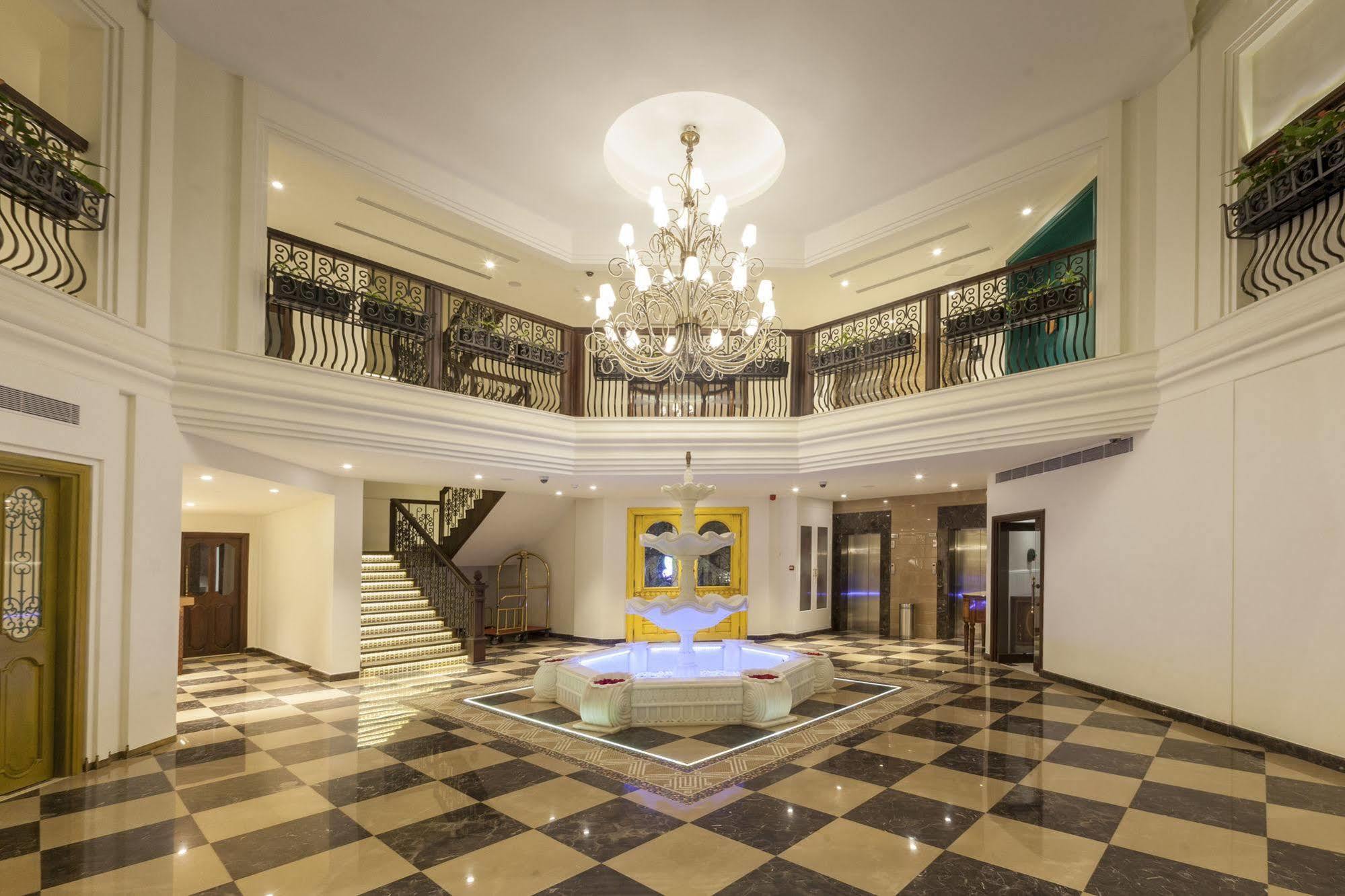 Fragrant Nature Kochi - A Five Star Classified Hotel Buitenkant foto Lobby