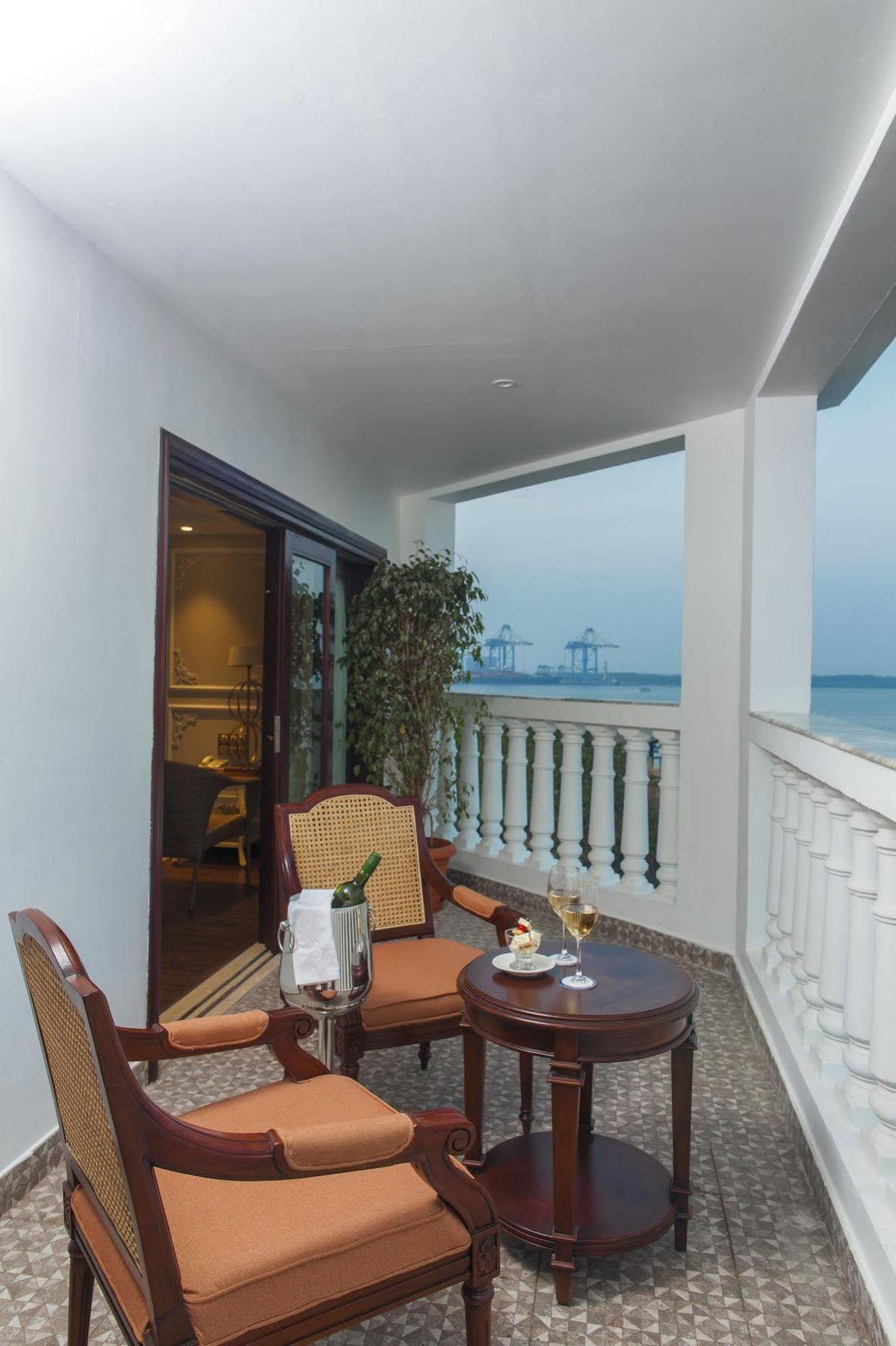 Fragrant Nature Kochi - A Five Star Classified Hotel Buitenkant foto A balcony at the hotel