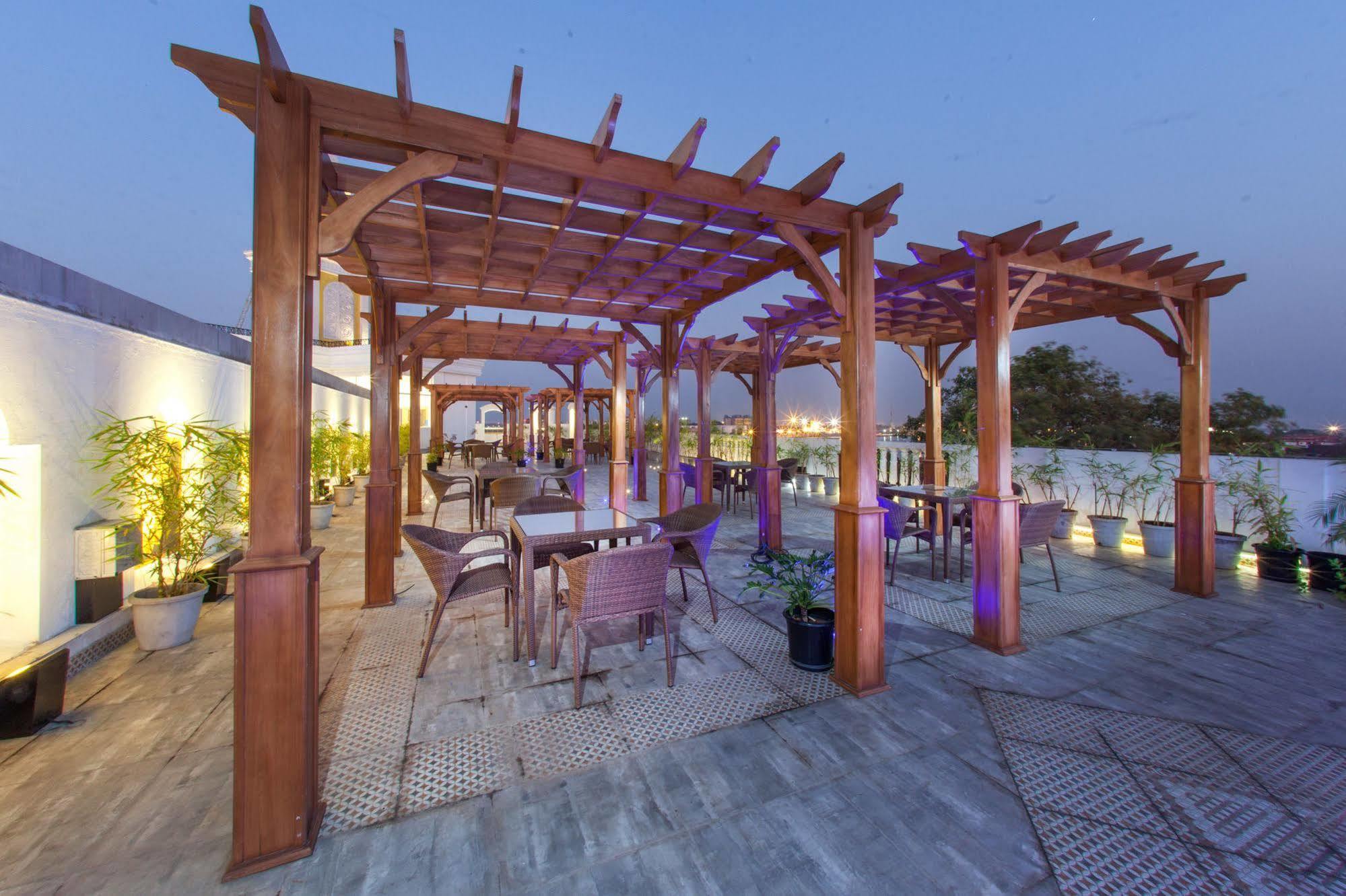 Fragrant Nature Kochi - A Five Star Classified Hotel Buitenkant foto The Terrace