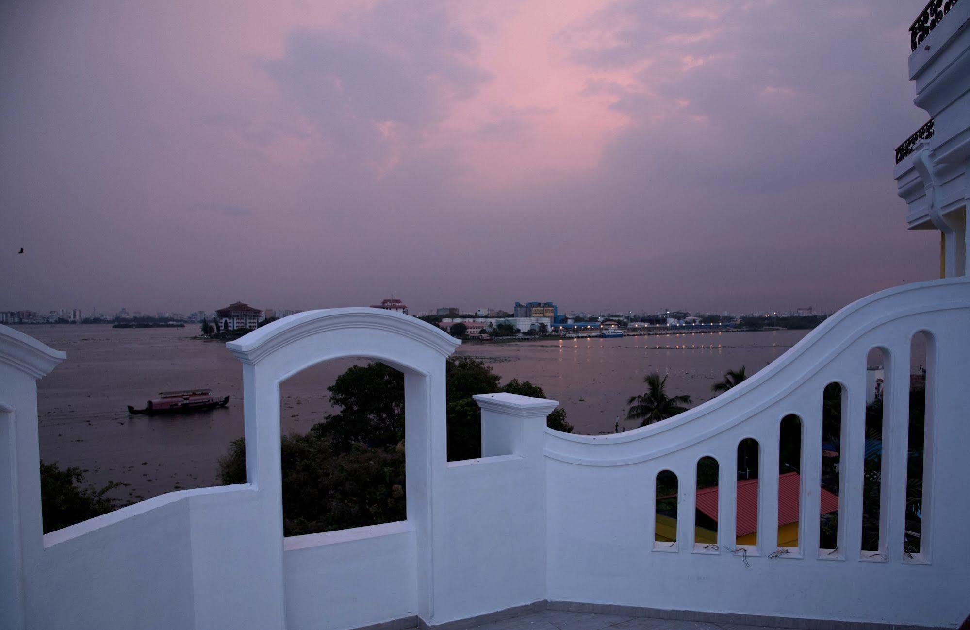 Fragrant Nature Kochi - A Five Star Classified Hotel Buitenkant foto Chao Phraya River
