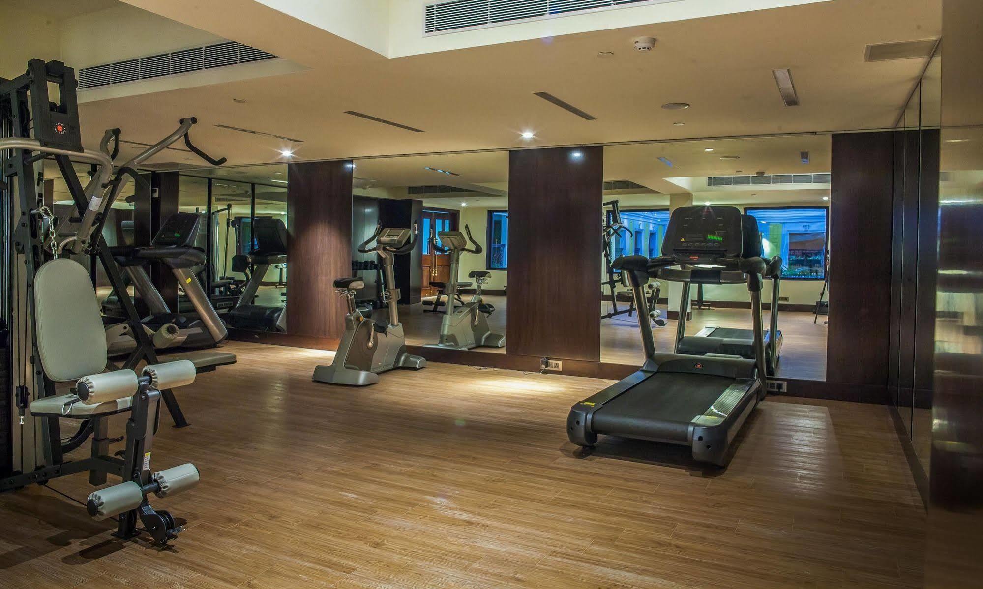 Fragrant Nature Kochi - A Five Star Classified Hotel Buitenkant foto The gym at the hotel