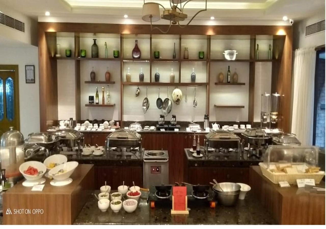 Fragrant Nature Kochi - A Five Star Classified Hotel Buitenkant foto The buffet at the hotel