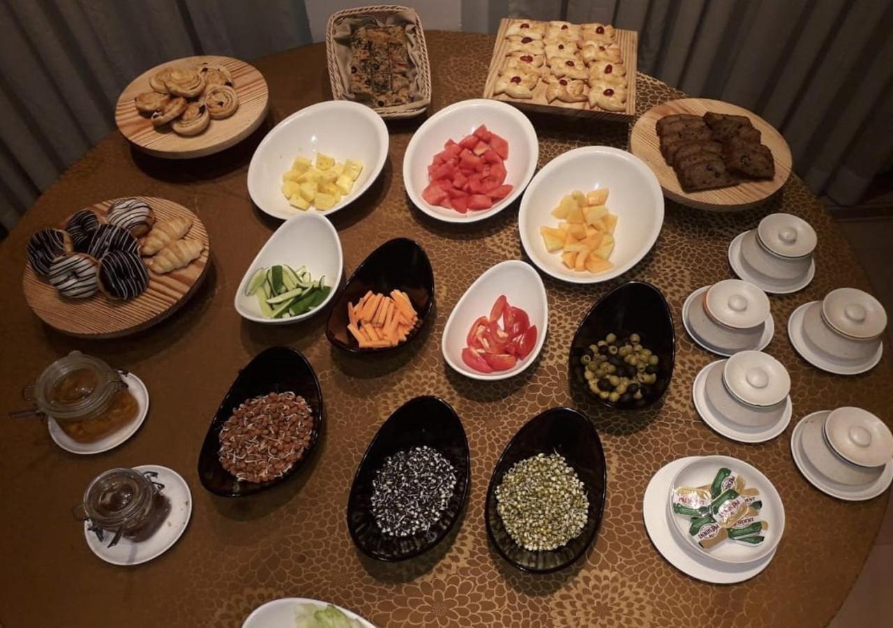 Fragrant Nature Kochi - A Five Star Classified Hotel Buitenkant foto A selection of Indian sweets